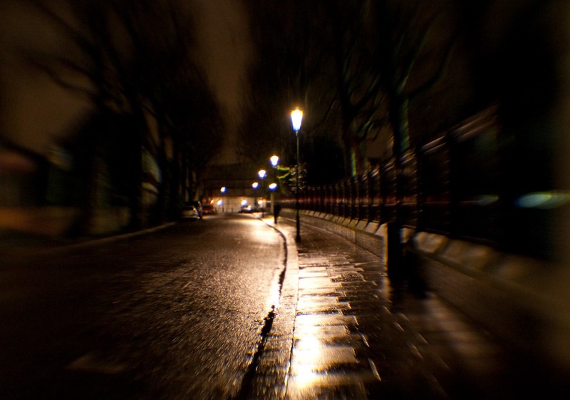 Bad setup: poorly lit footway